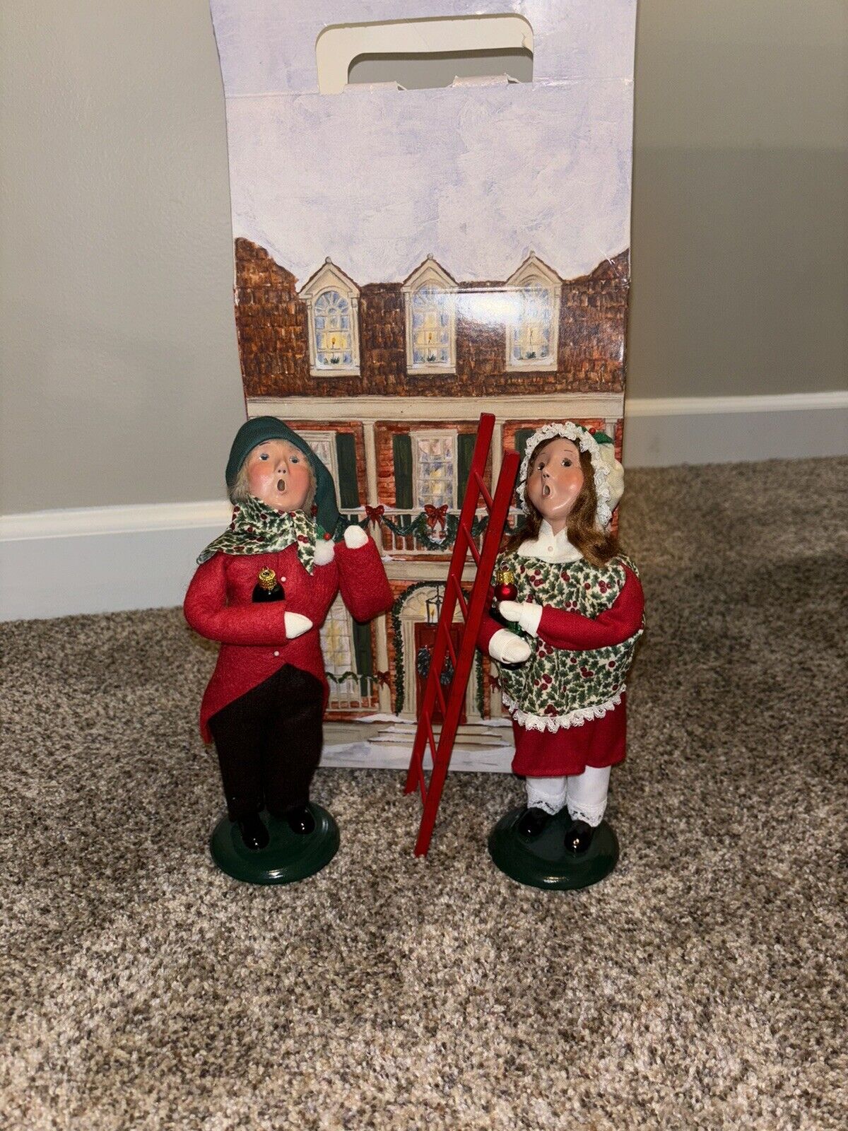 Byers Choice Carolers  2 2007 with 2002 CHRISTMAS house Box and Ladder