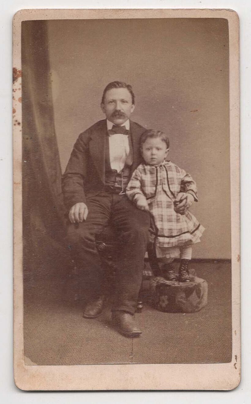 ANTIQUE CDV c1870s A.B. ATHLE HISPANIC MAN WITH DAUGHTER ALLEGHENY PENNSYLVANIA