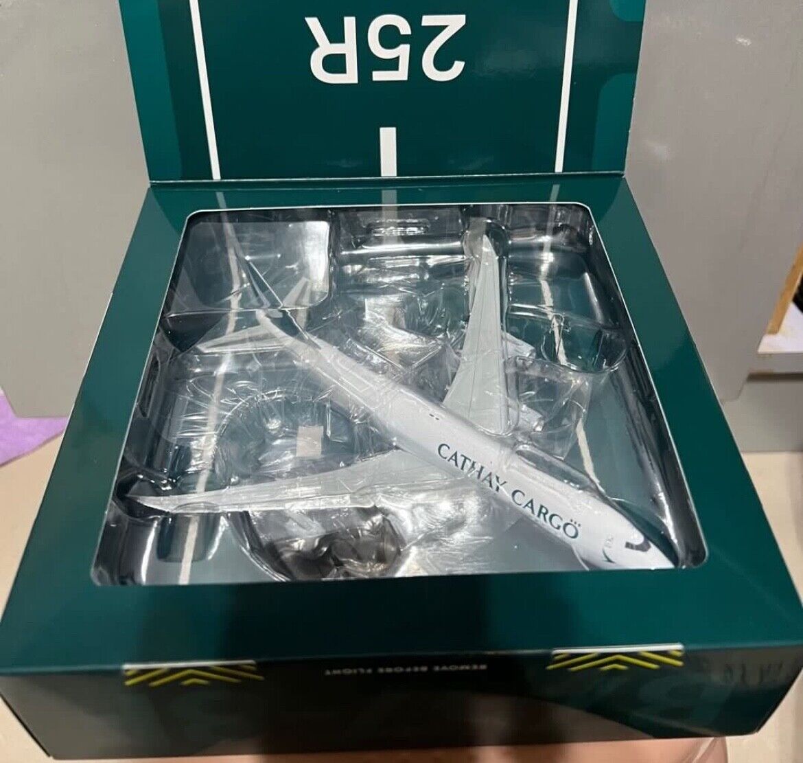 RARE Official 1:400 with JC Wings mould Cathay Cargo B747-8F B-LJN MENT