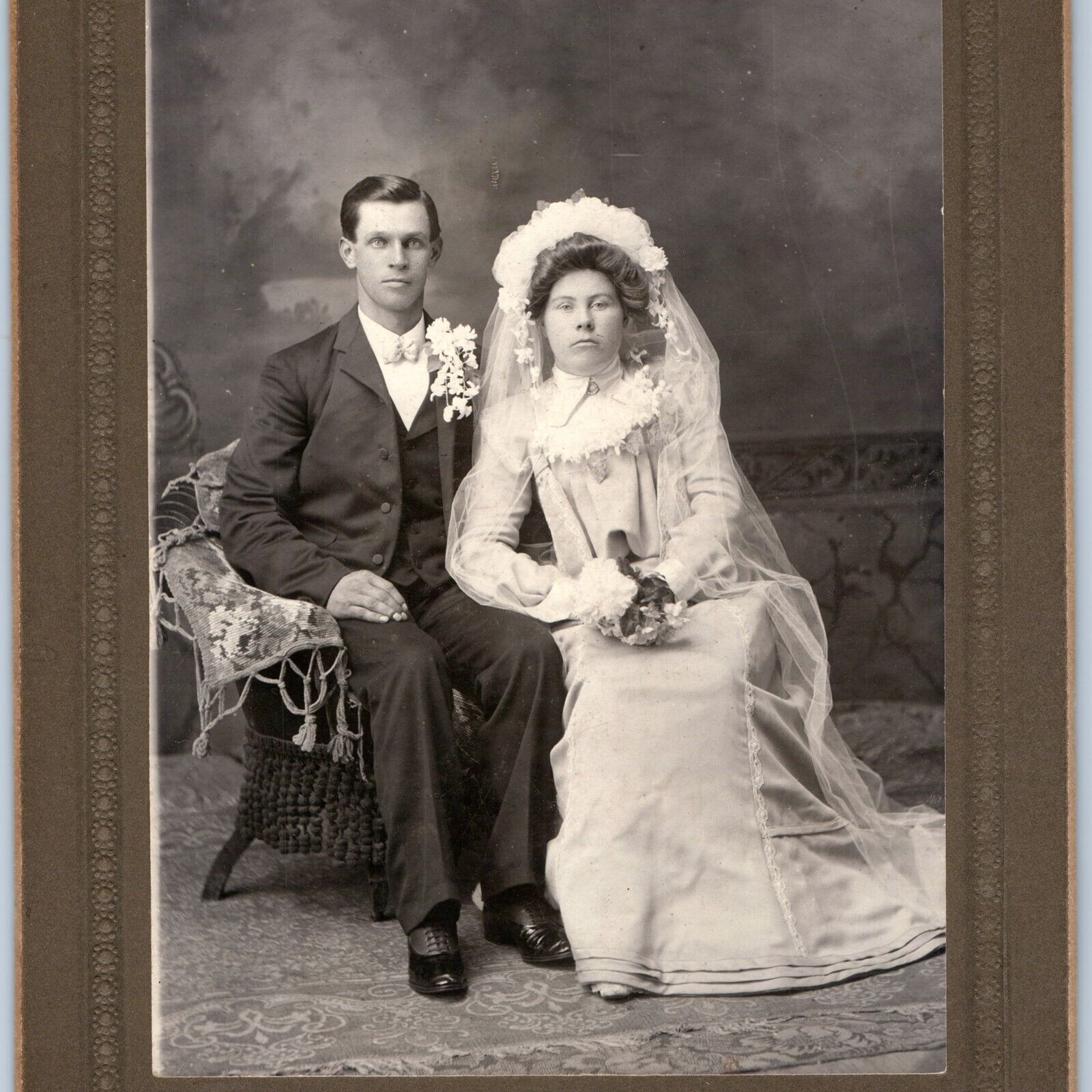 c1900s Lake Mills IA Just Married Couple Boring Man Woman Cabinet Card Photo 3J
