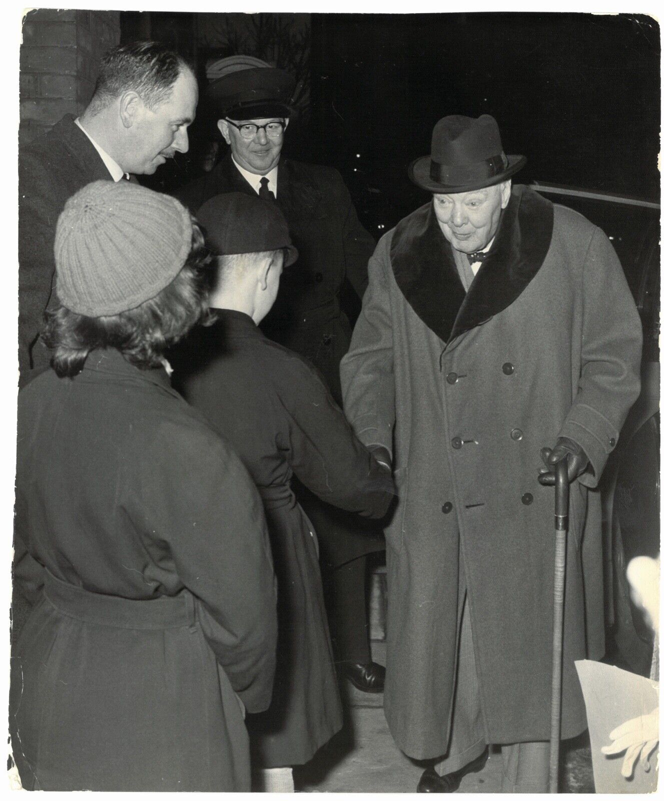 1961 press photo of Winston Churchill meeting the children of his bodyguard
