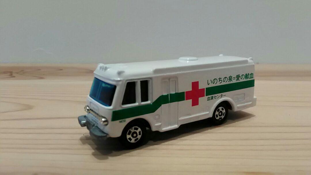 Isuzu Tomica No.8 Bus Blood Donor Vehicle White Green Line Minicar Collection