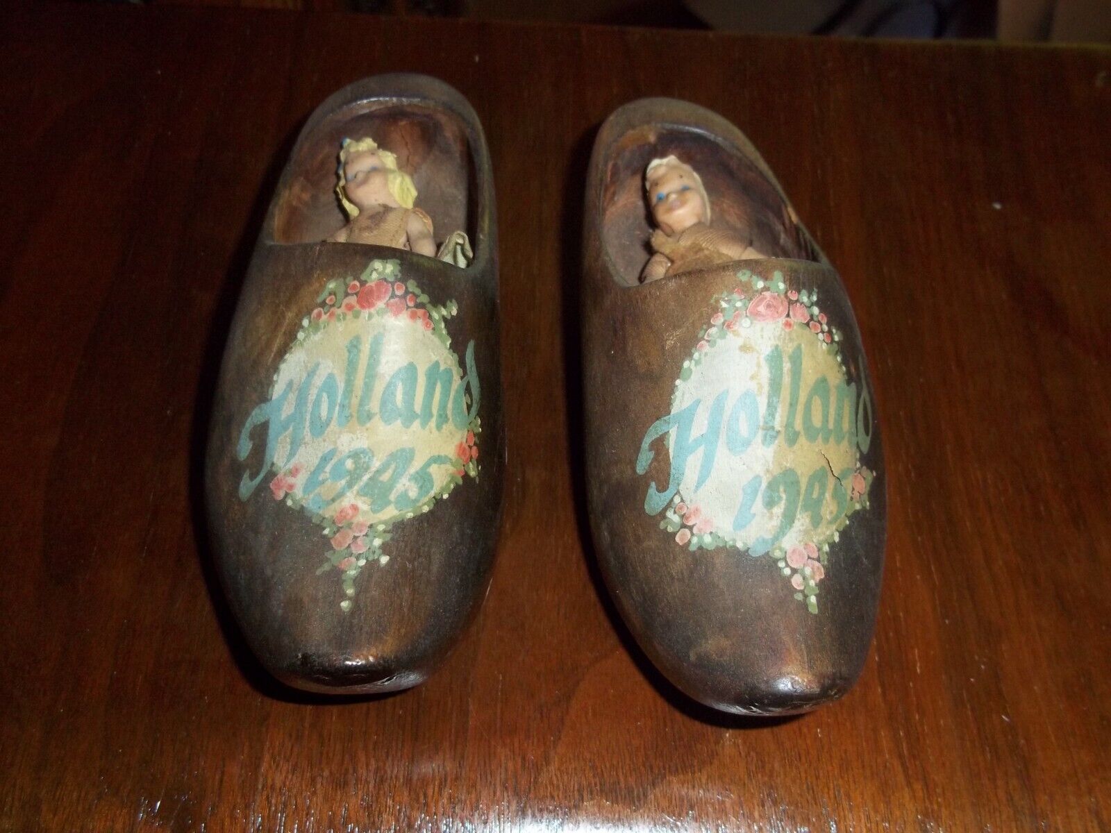Souvenir Wood Dutch Shoes w/Babies - 1945