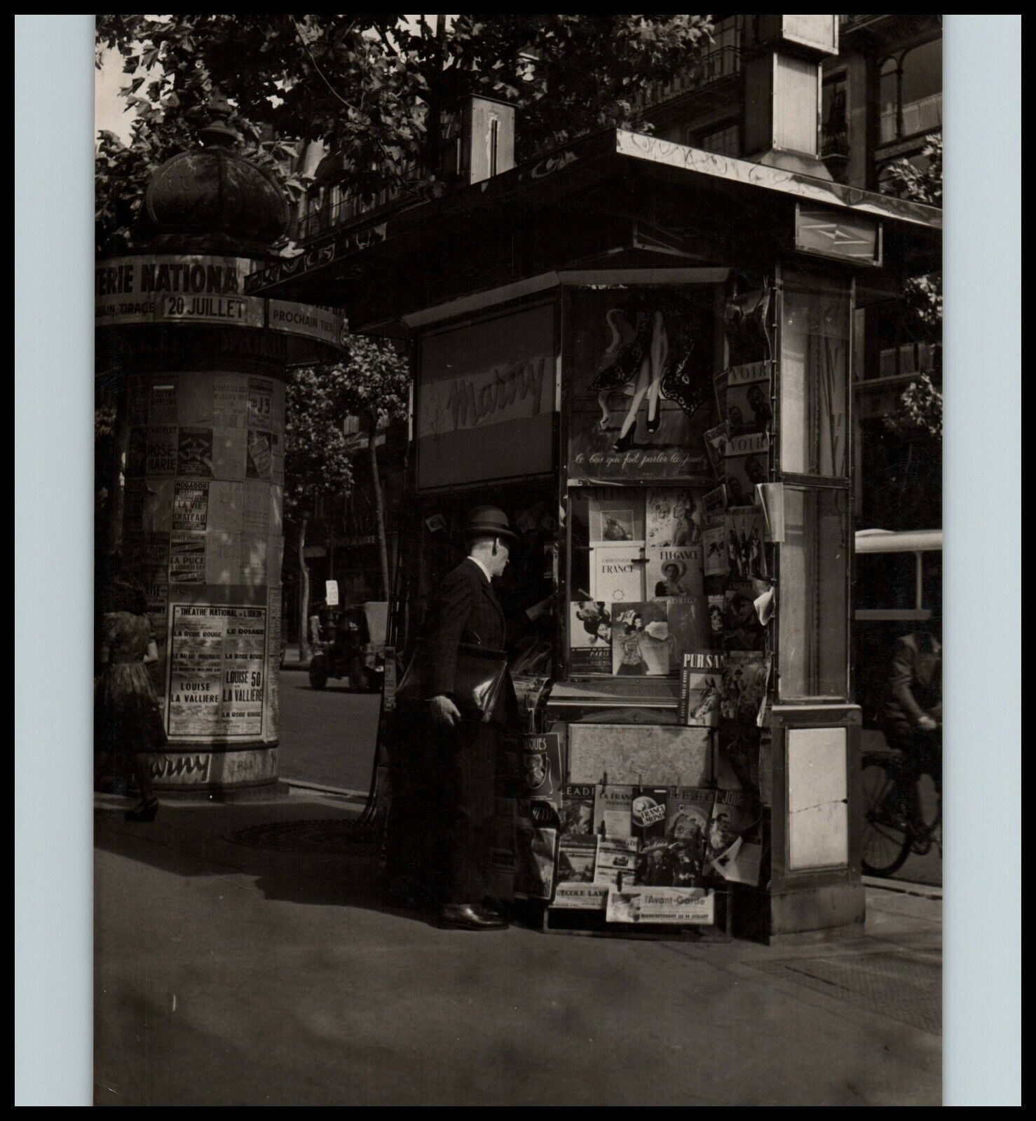 1950s PARIS STREET SCENE NEWSPAPER SELLER CREDITS DOISNEAU PHOTO ORIG RA50