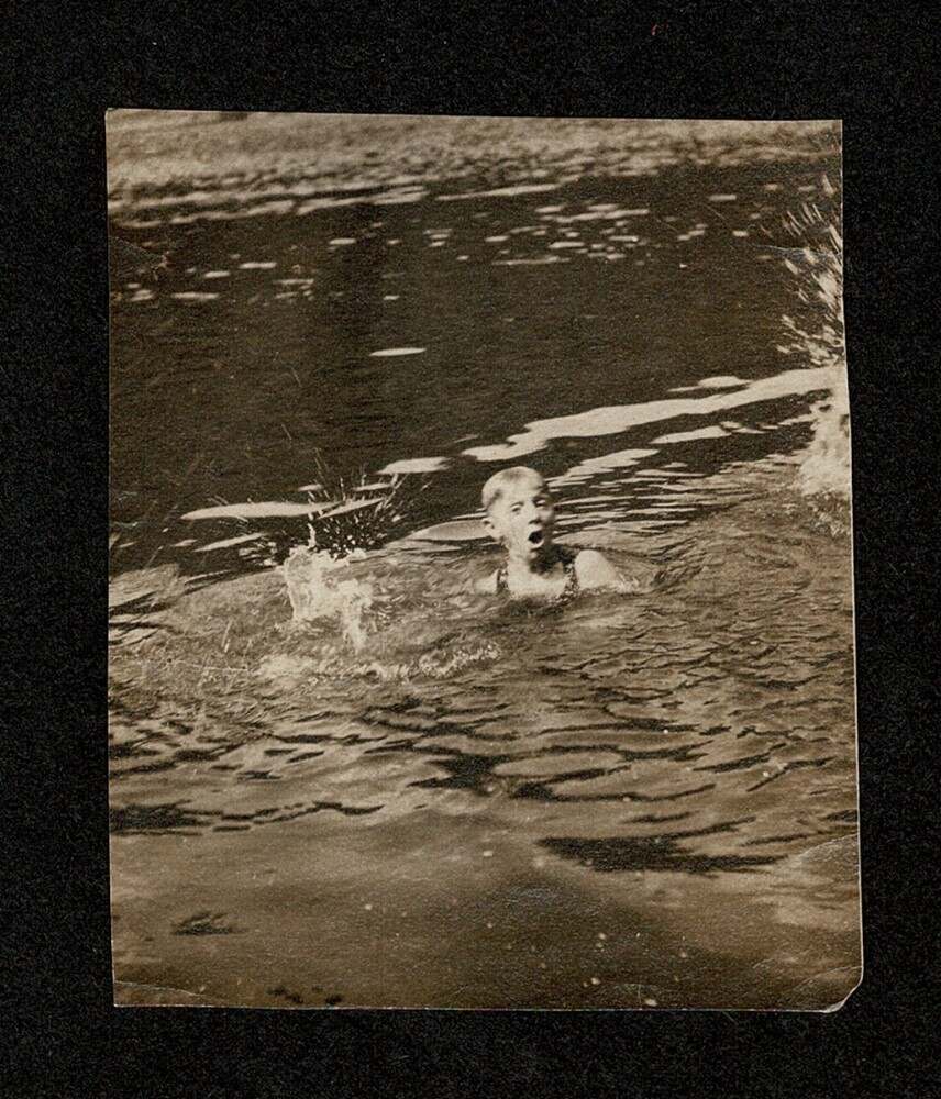 EARLY 1900s LAKE DESTRESSED/SCARED YOUNG MAN LEANING 2 SWIM OLD/VINTAGE- I470