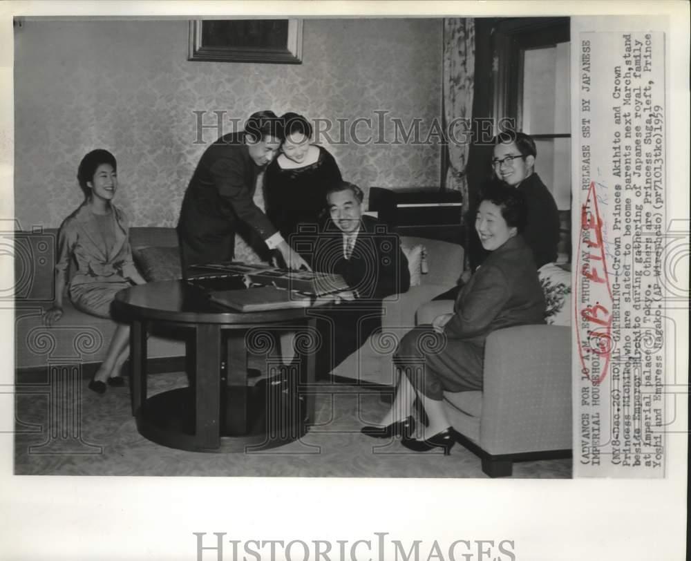 1959 Press Photo Japan\'s royal family gathers at Imperial Palace in Tokyo.