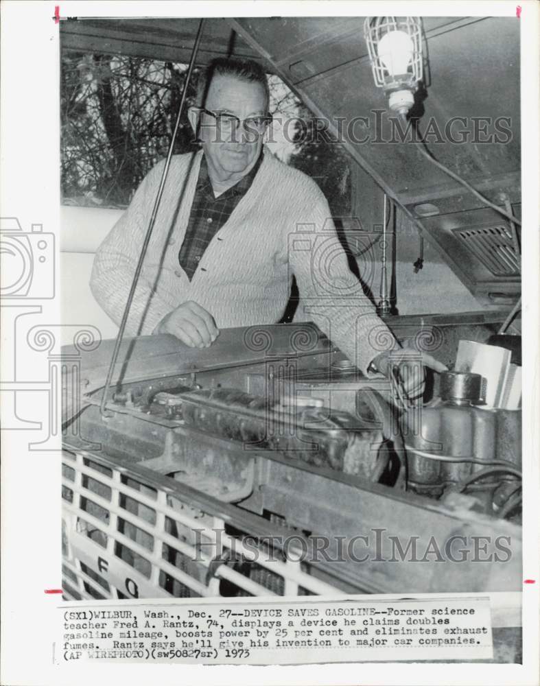 1973 Press Photo Fred A. Rantz displays his invention in Wilbur, Washington