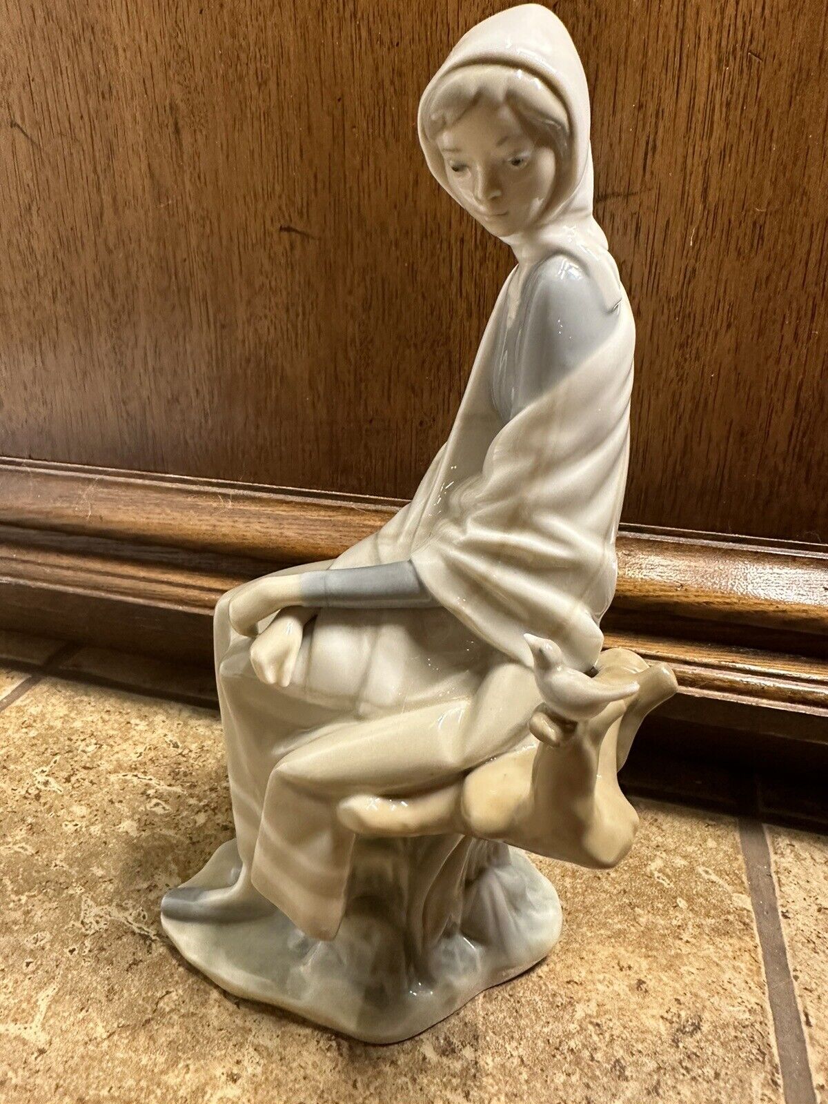 Lladro Figurine Shepherdess Sitting W/ Bird & Basket #4576 ~ Retired ~ Mint