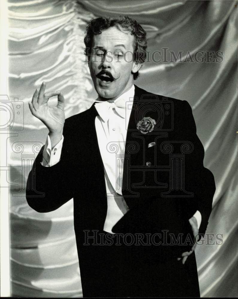 1980 Press Photo Mr. Howard performing in a play - lrb15724