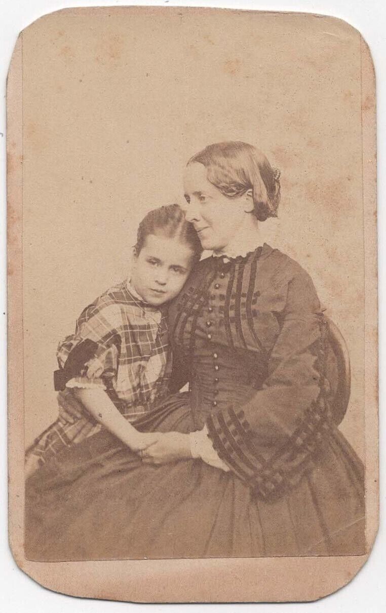 ANTIQUE CDV c1860s J.W. BLACK MOTHER HUGGING YOUNG DAUGHTER NEWPORT RHODE ISLAND