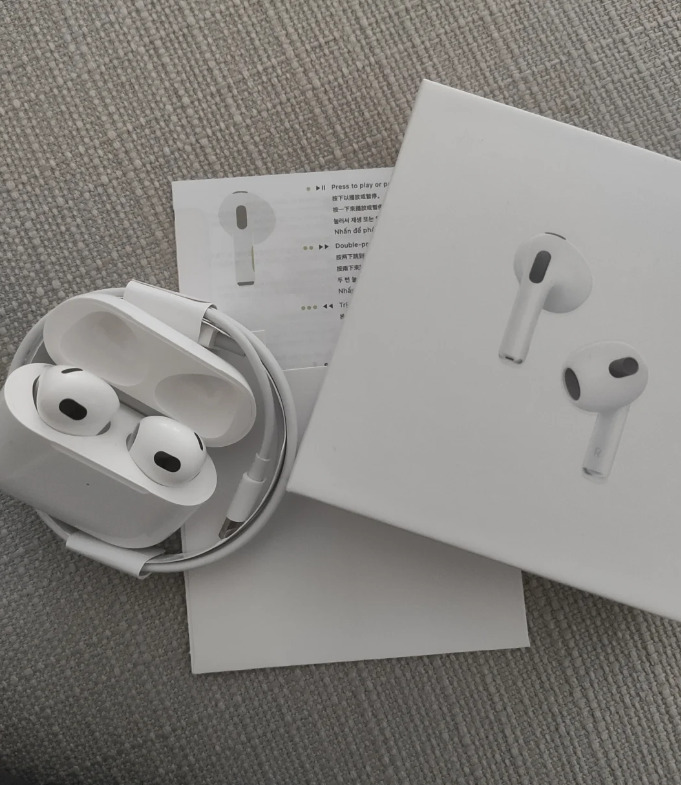 Apple AirPods 3rd Generation BLUETOOTH WIRELESS EARBUDS CHARGING