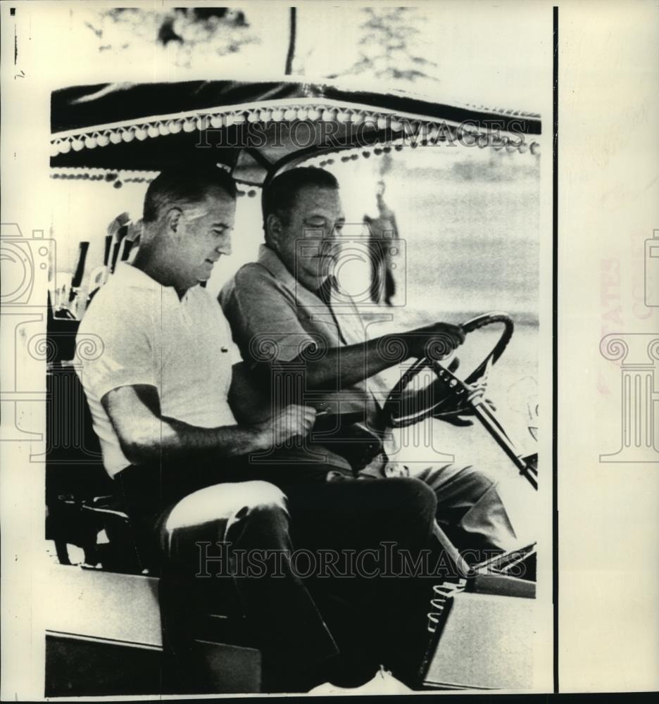 1971 Press Photo Spiro Agnew and Jackie Gleason in Golf Cart - noa12560
