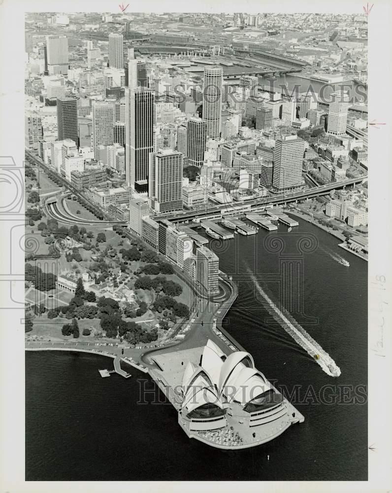 1990 Press Photo View of modern buildings and the Opera House in Sydney