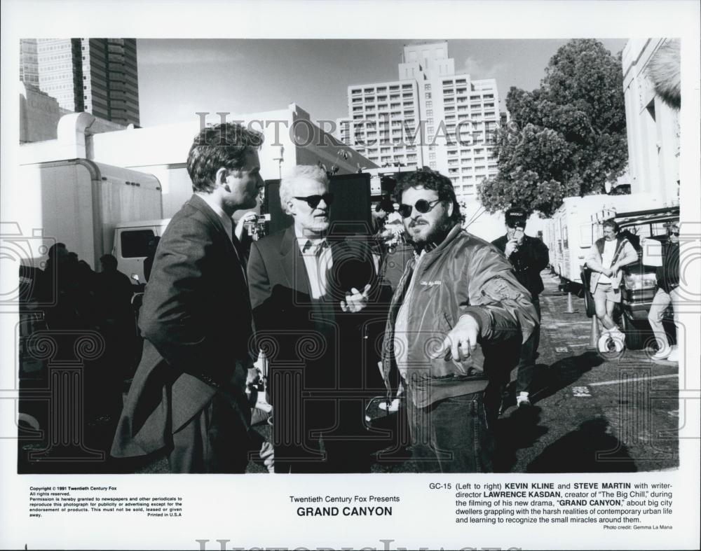 1991 Press Photo Director Lawrence Kasdan, Steve Martin on Set \