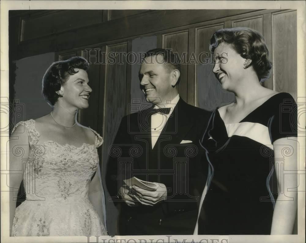 1957 Press Photo Guests at Randolph Macon Woman\'s College Alumnae Dinner