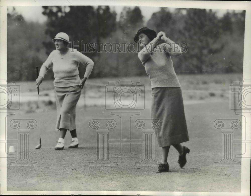 1935 Press Photo Mrs. F.B. Ryan and Mrs. C.L. Wourhees at womens golf tournament
