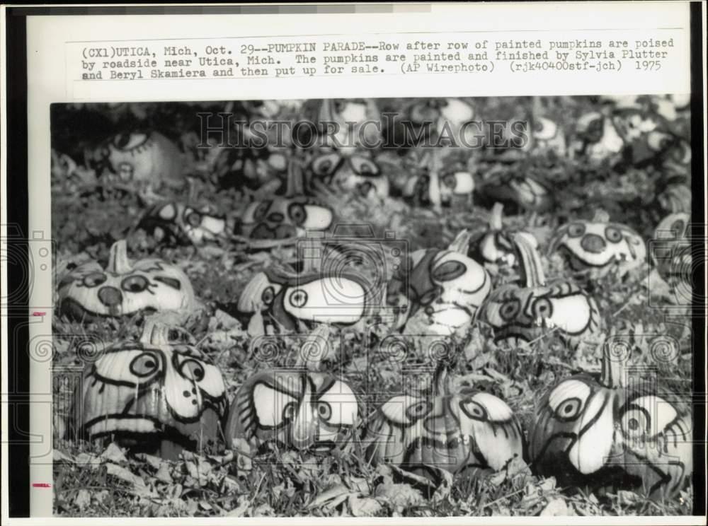 1975 Press Photo Painted pumpkins are poised by a roadside near Utica, Michigan
