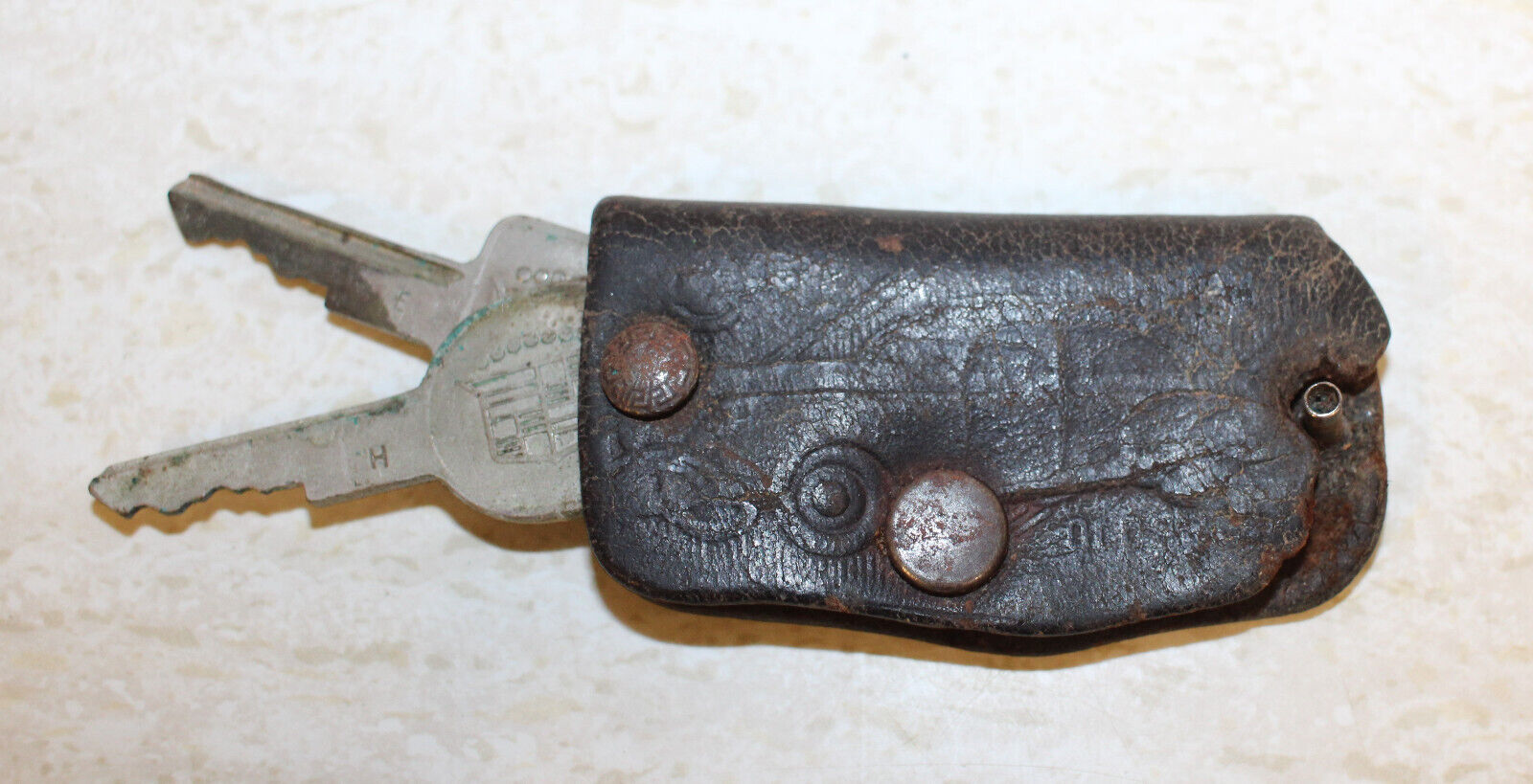 VTG Warren, Ohio Oldsmobile® Leather Key Holder w/Imprint of a Car Plus 2 Keys