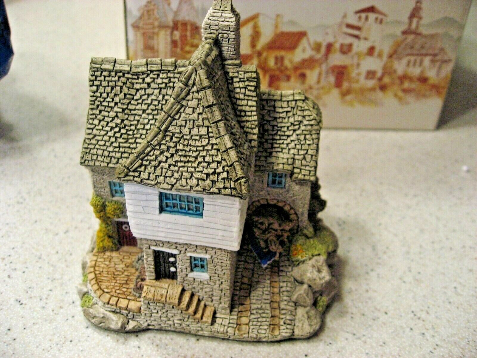 Lilliput Lane English Collection: South - Moonlight Cove Cottage