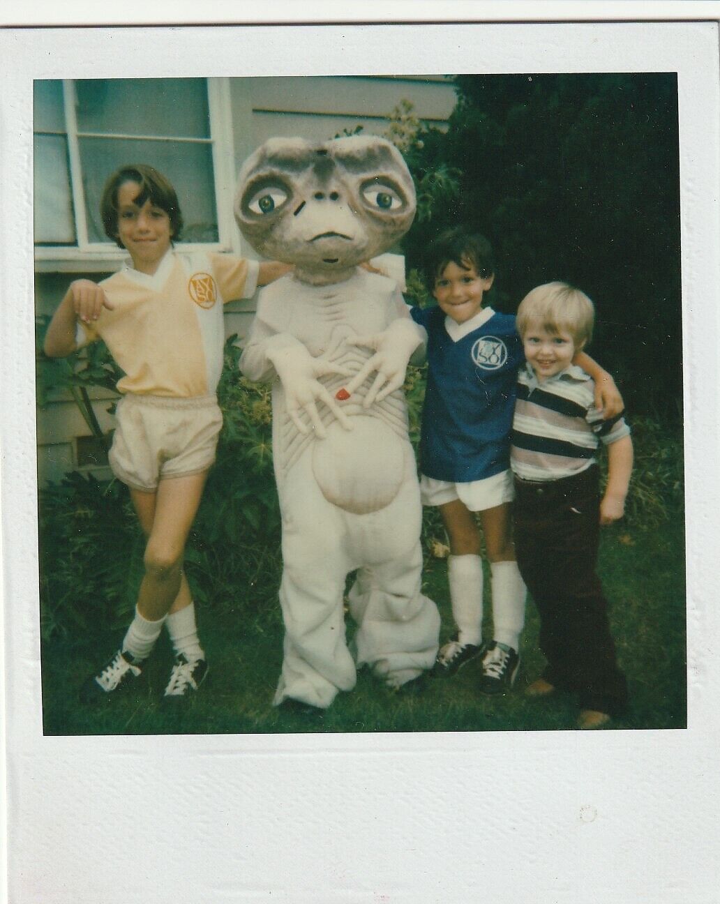 VINTAGE PHOTO/POLAROID:  KID IN CUTE E.T. HALLOWEEN COSTUME WITH FRIENDS