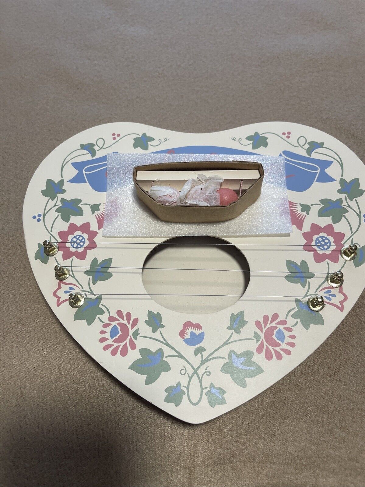 Vintage Heart Shaped  Wooden WELCOME Door Harp 3 Cord Folk Floral Home Decor