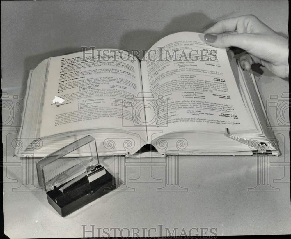 1959 Press Photo Cookbook with gadget for keeping track of multiple pages