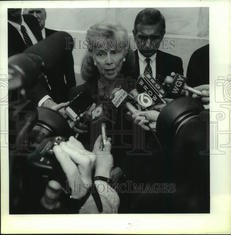 1993 Press Photo Media surrounds Marion McDonough at Albany, New York courthouse