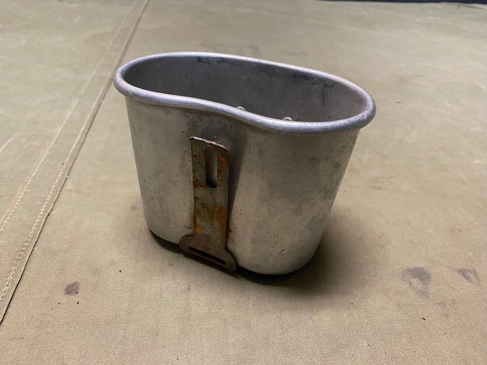 ORIGINAL WWI WWII US ARMY M1910 METAL CANTEEN CUP-DATED 1943