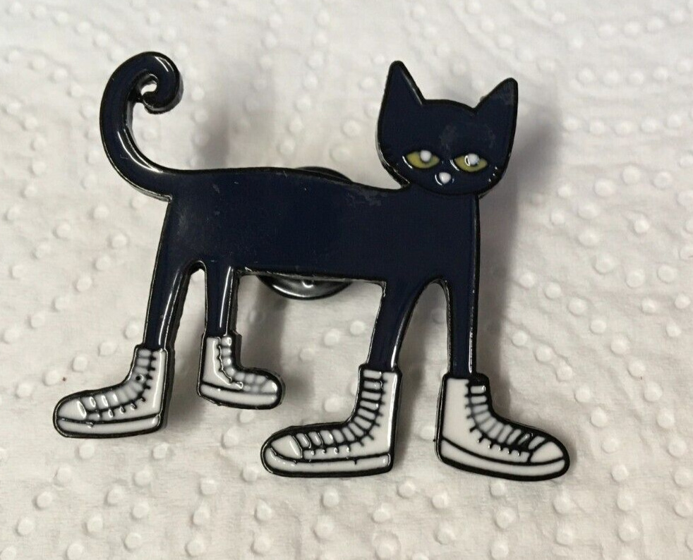 Cute cat enamel pin badge.