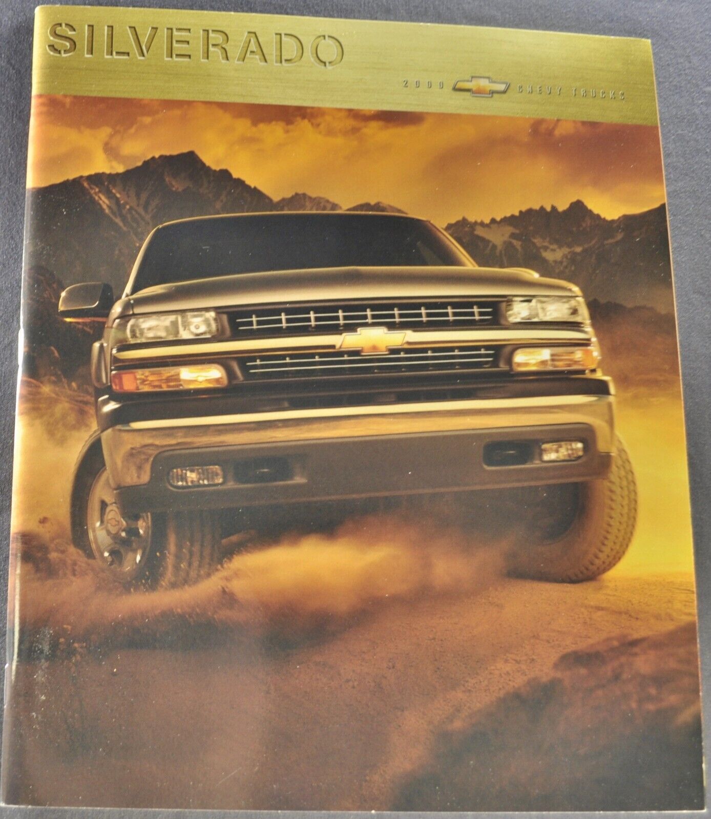 2000 Chevrolet Silverado Pickup Truck Brochure LS LT Z71 4x4 Excellent Original