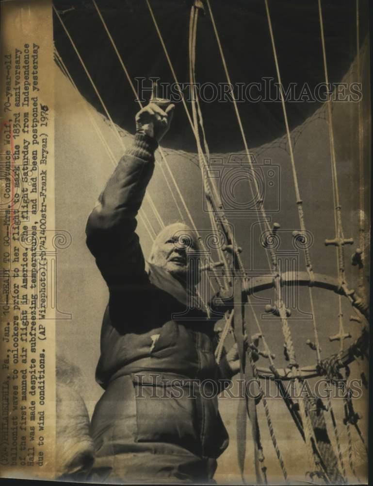 1975 Press Photo Balloonist Constance Wolf ready for flight over Philadelphia