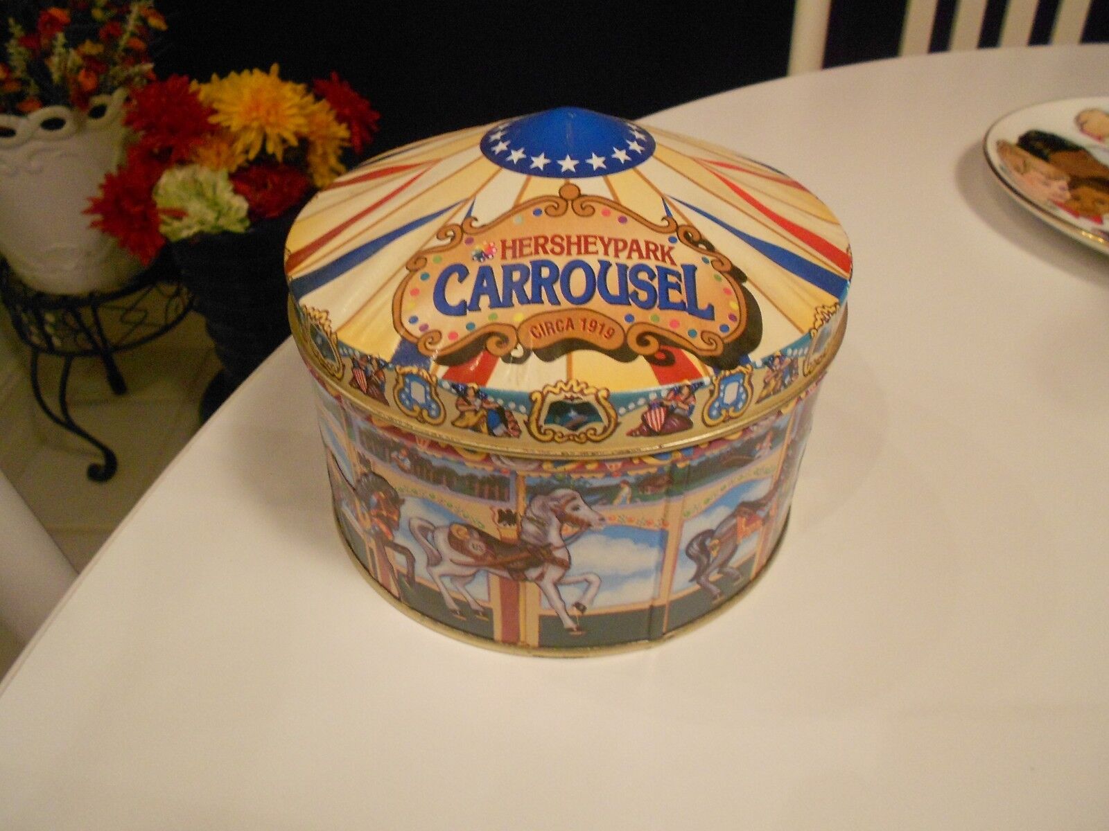 HERSHEY\'S 1996 HOMETOWN SERIES #13 CARROUSEL TIN-VG+ CONDITION  5 1/4\