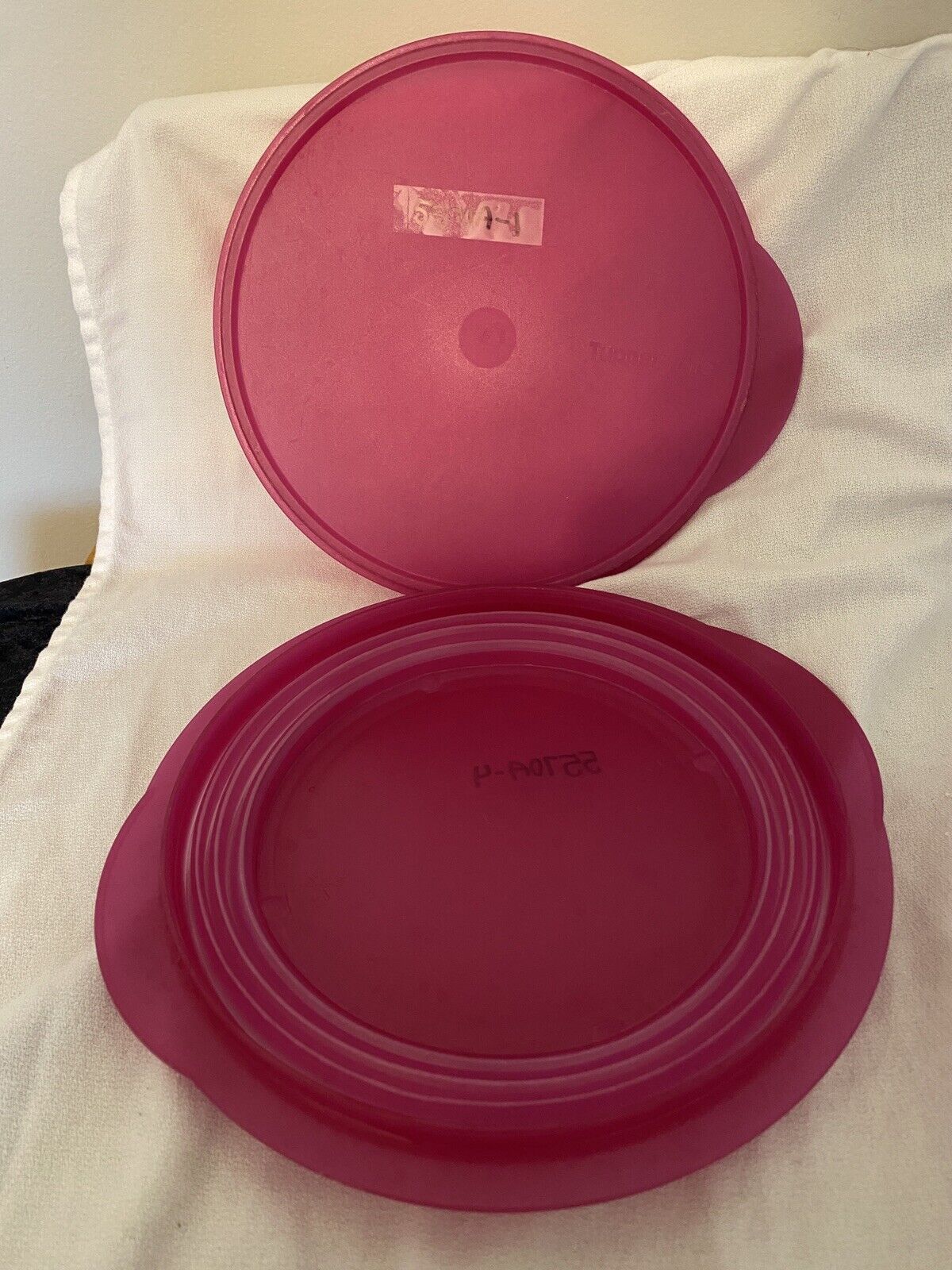 Tupperware  Flat Out Collapsible Folding Magenta Pink 8 1/4 C Bowl 5570A-4