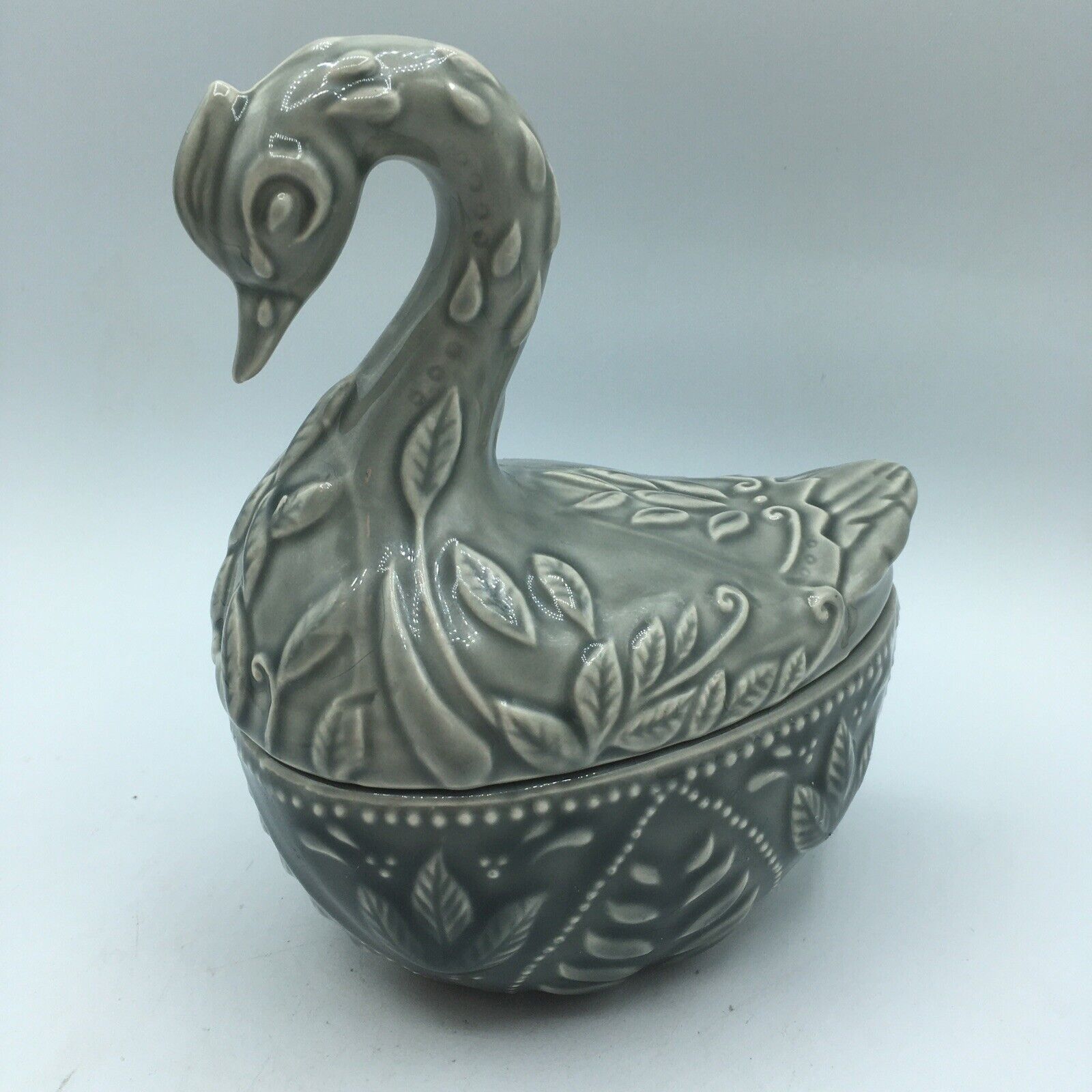 anthropologie swan On Nest figural covered trinket disk Ceramic Gray Glaze 6”