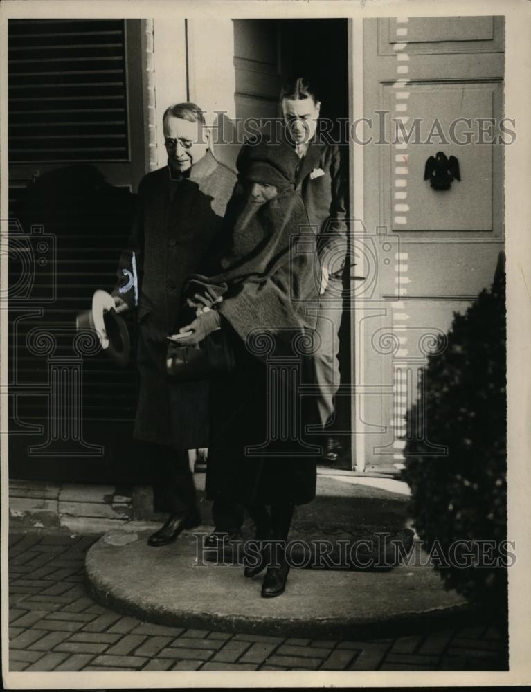 1929 Press Photo Bertha Underwood Leaving Woodland Estate for Husband\'s Funeral