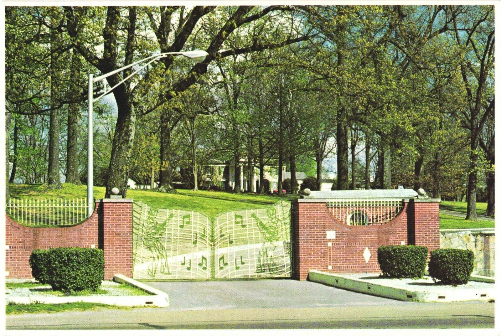Entrance To Graceland, Home of Elvis Presley In Memphis, Tennessee Postcard