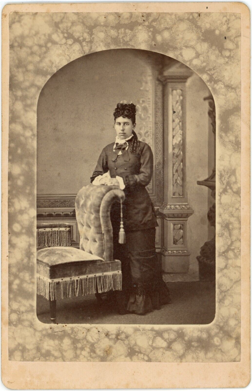 CIRCA 1880\'S Stunning CABINET CARD Woman Wearing Gorgeous Victorian Dress
