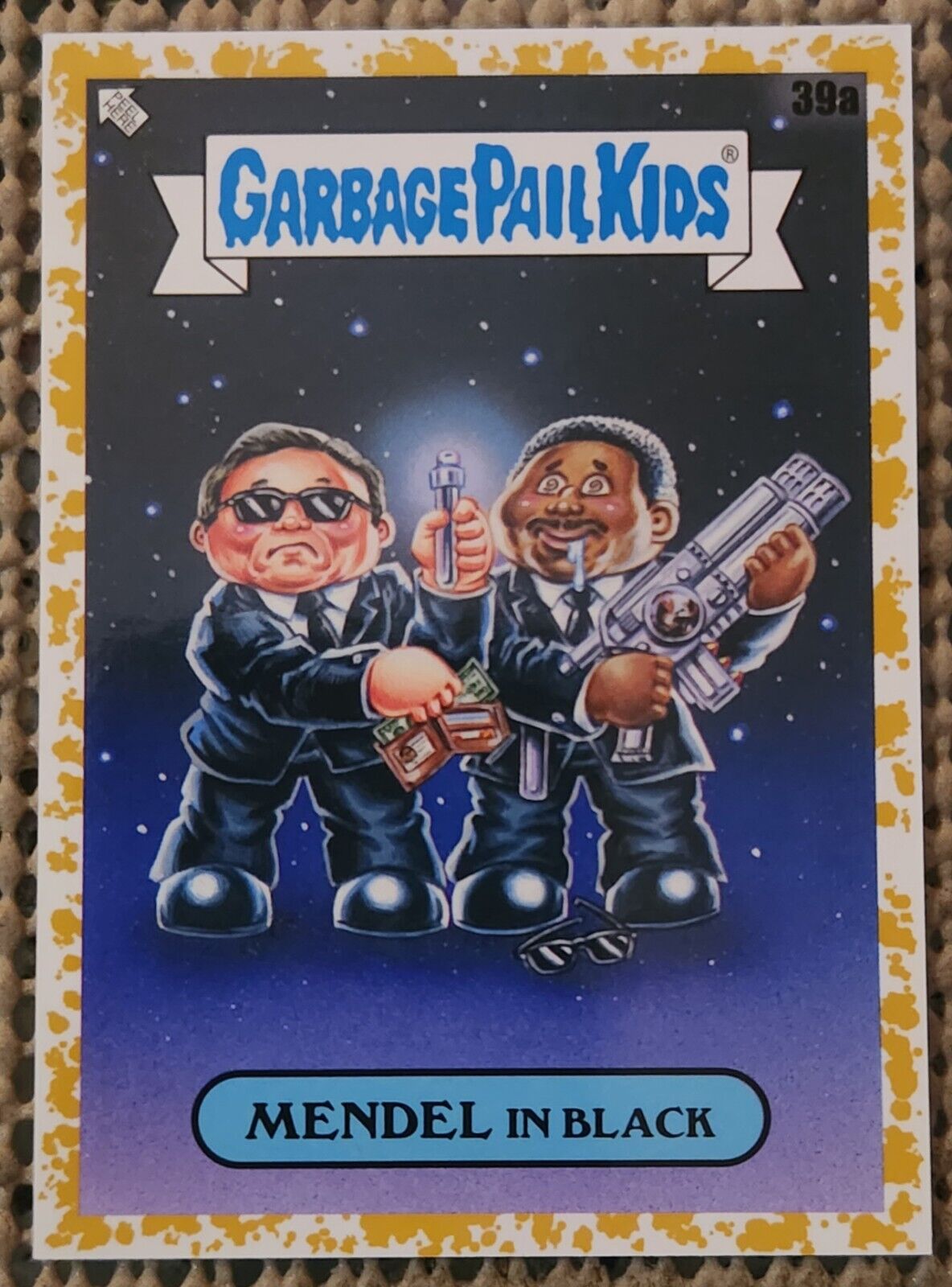 MENDEL IN BLACK: GPK INTERGOOLAC GOLD BORDER PARALLEL CARD (#33/50) SP RARE 39a