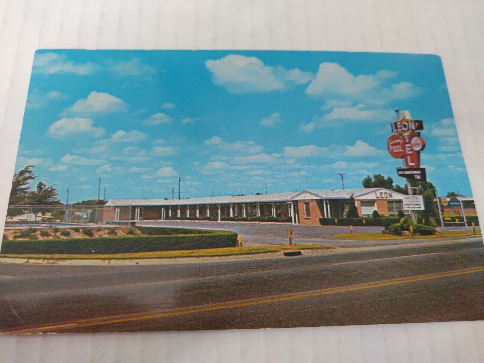 Vintage Postcard Leon Motel Wichita Kansas Highway 81 HM Litho