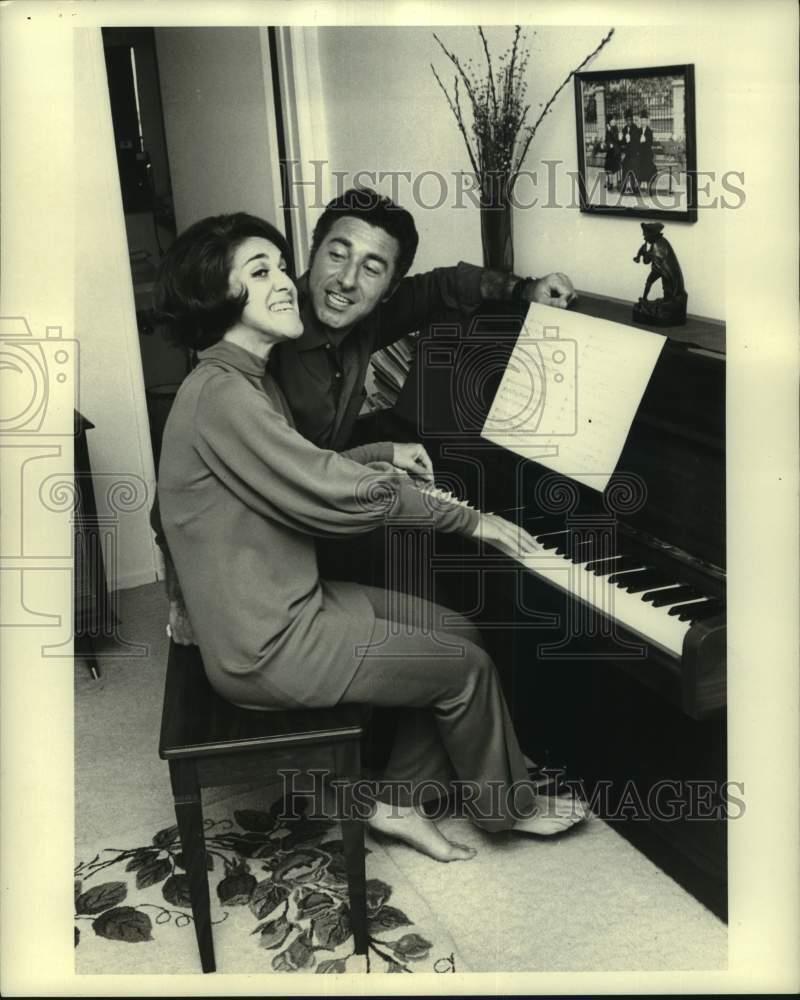 1970 Press Photo Actress Ruth Buzzi plays the piano with her husband