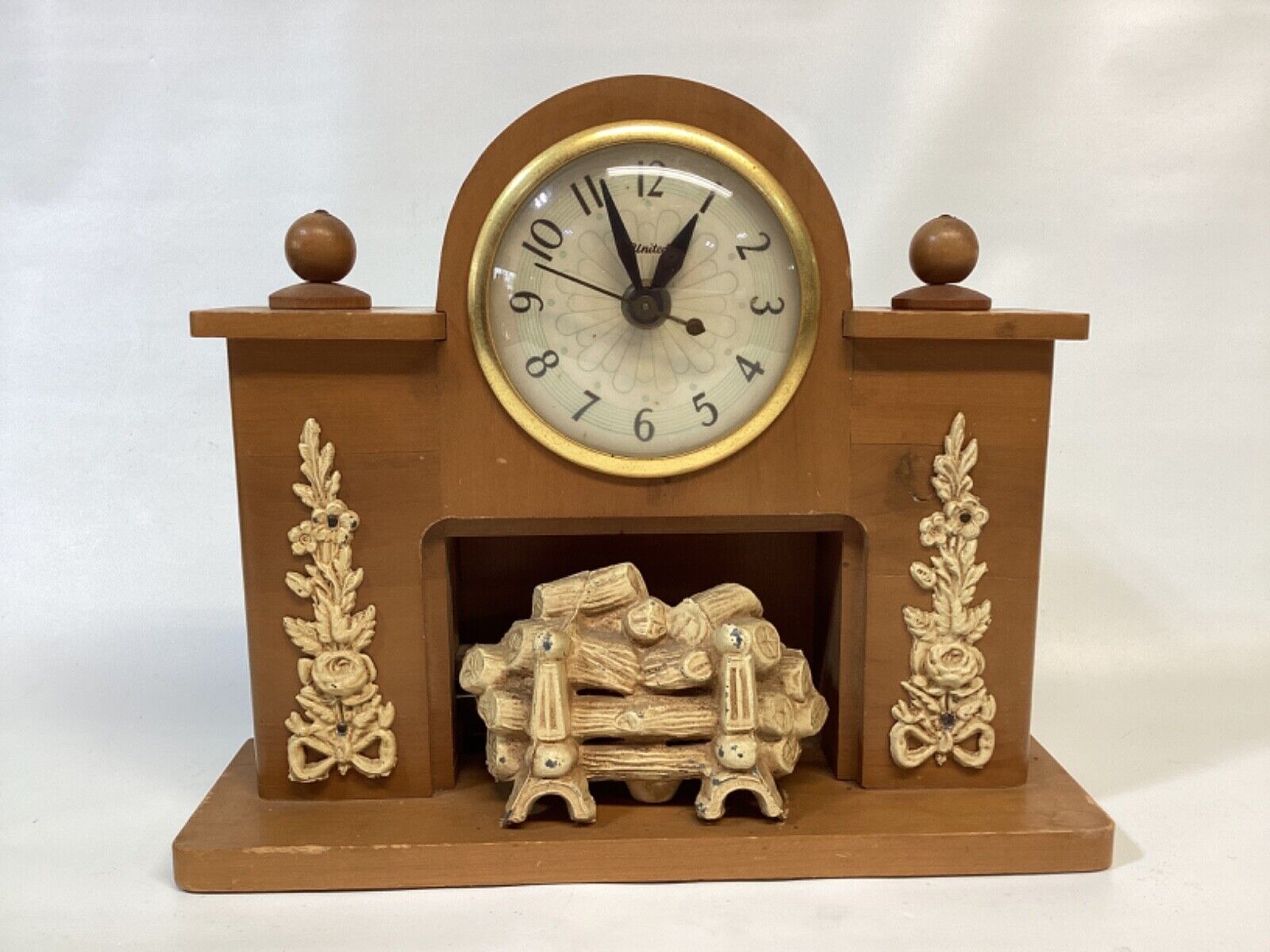 United Clock Corp.  Vintage Fireplace Clock. Model 419.  Working