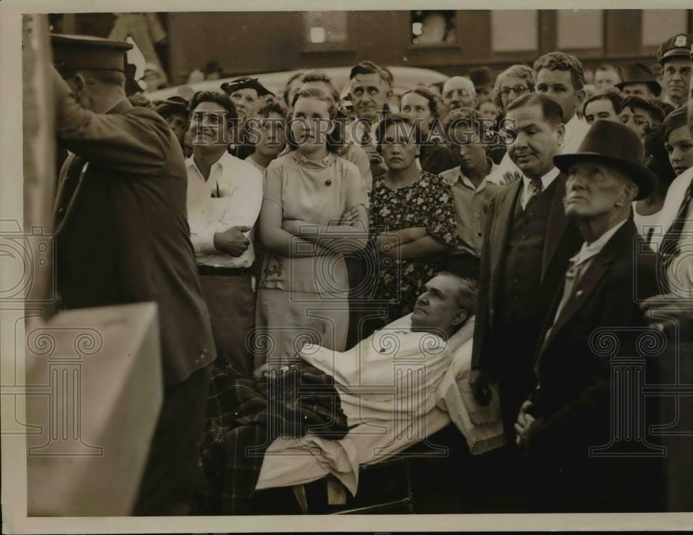 1936 Press Photo Bed Ridden Charles Ingalls Hears Governor Alfred Landon Speak