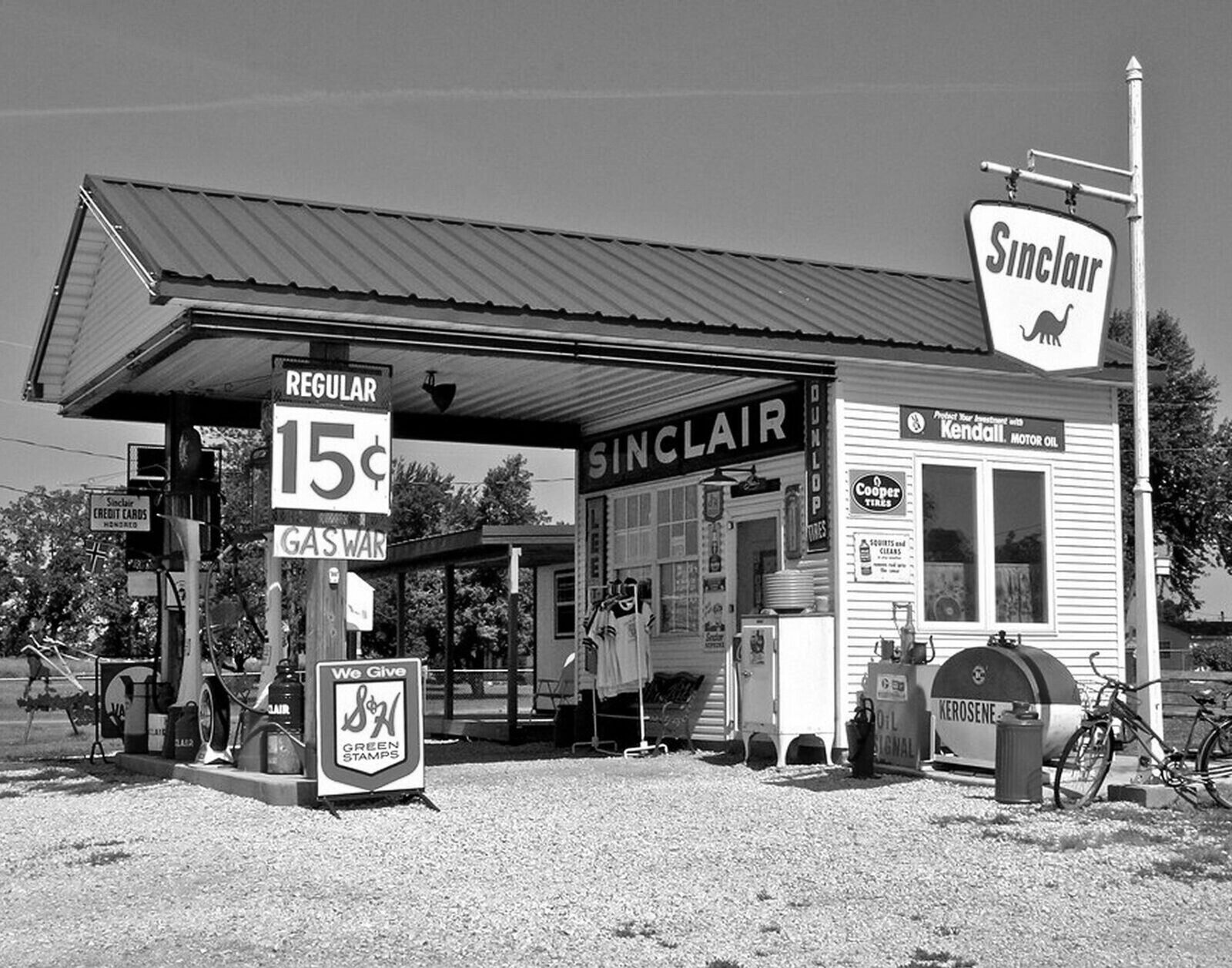 1940s SINCLAIR GAS STATION Gas War Classic Historic Picture Photo 8.5x11