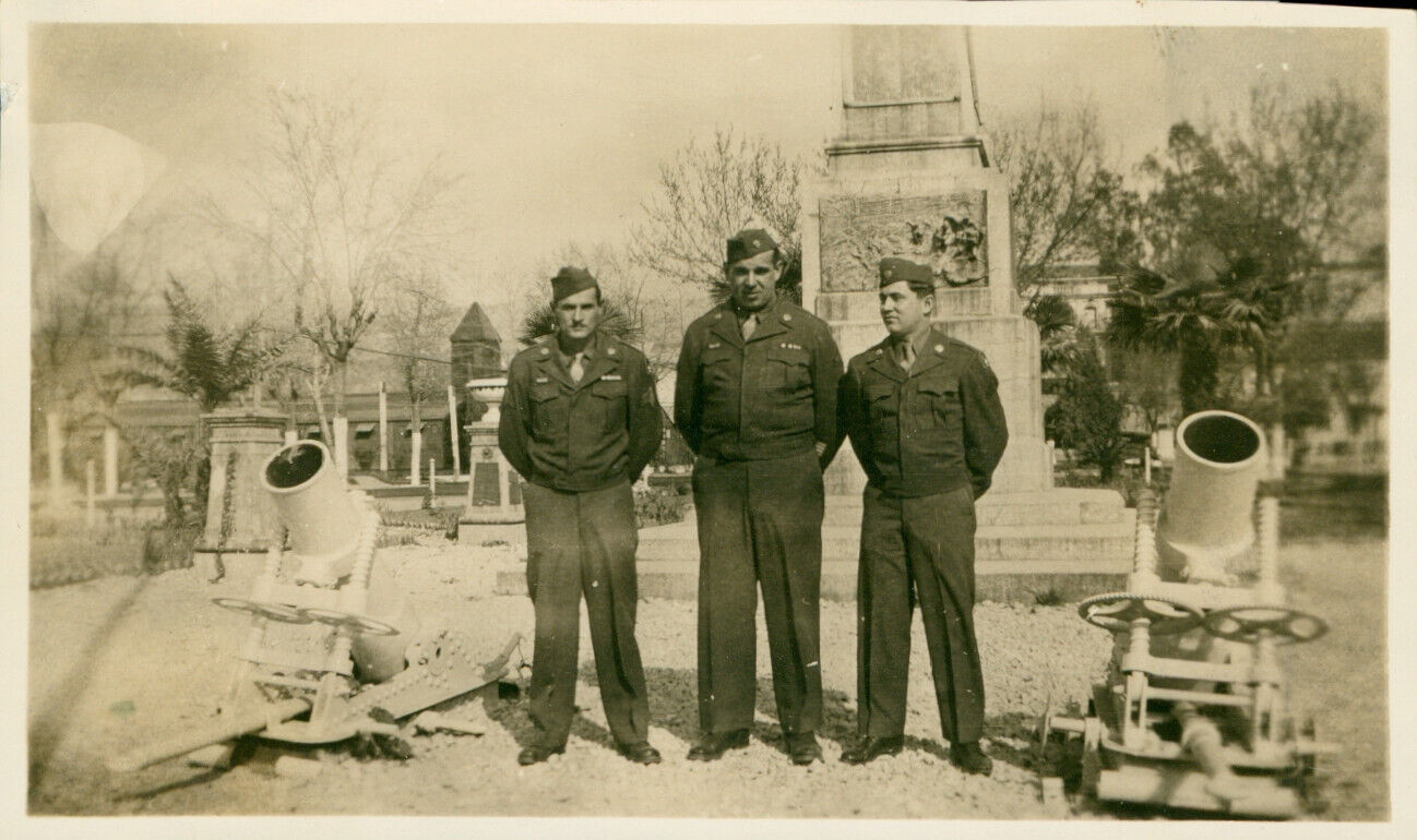 1944 WWII USAAF airman\'s Italy photo 3 GI\'s next to 2 mortars