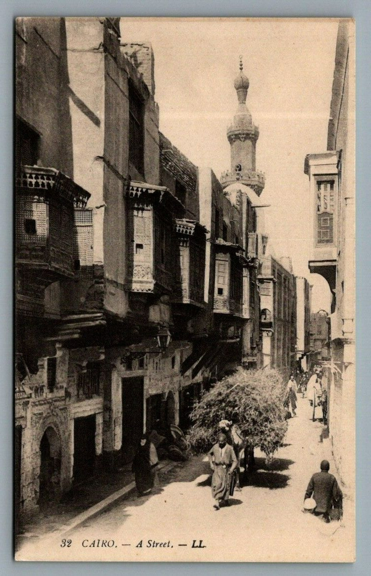 DB postcard : 32 Cairo - A Street. - LL.  Egypt, Un Rue au Caire