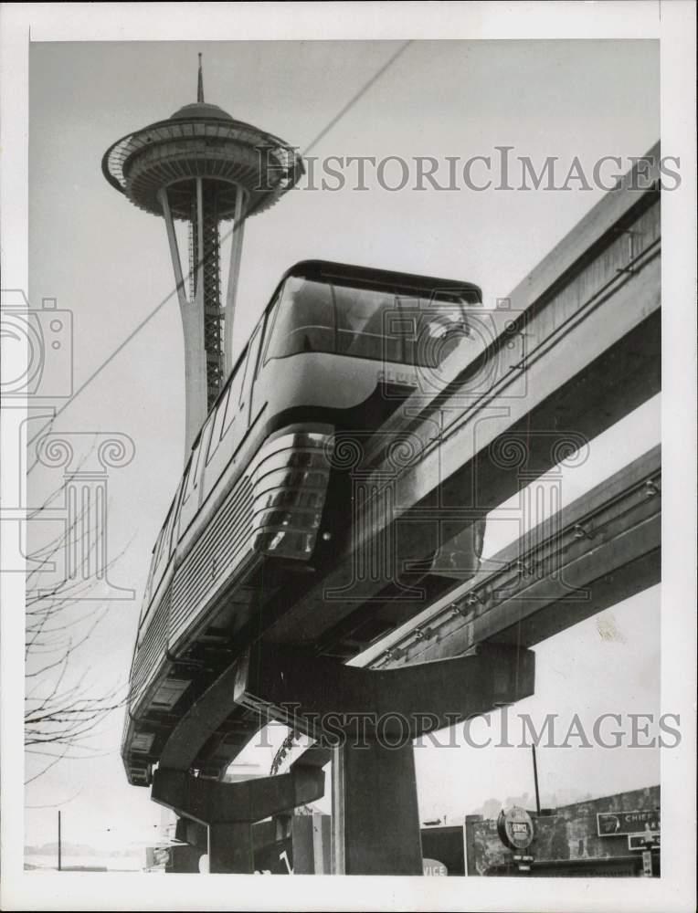 1962 Press Photo A monorail train whisks World\'s Fair visitors in Seattle, Wash.