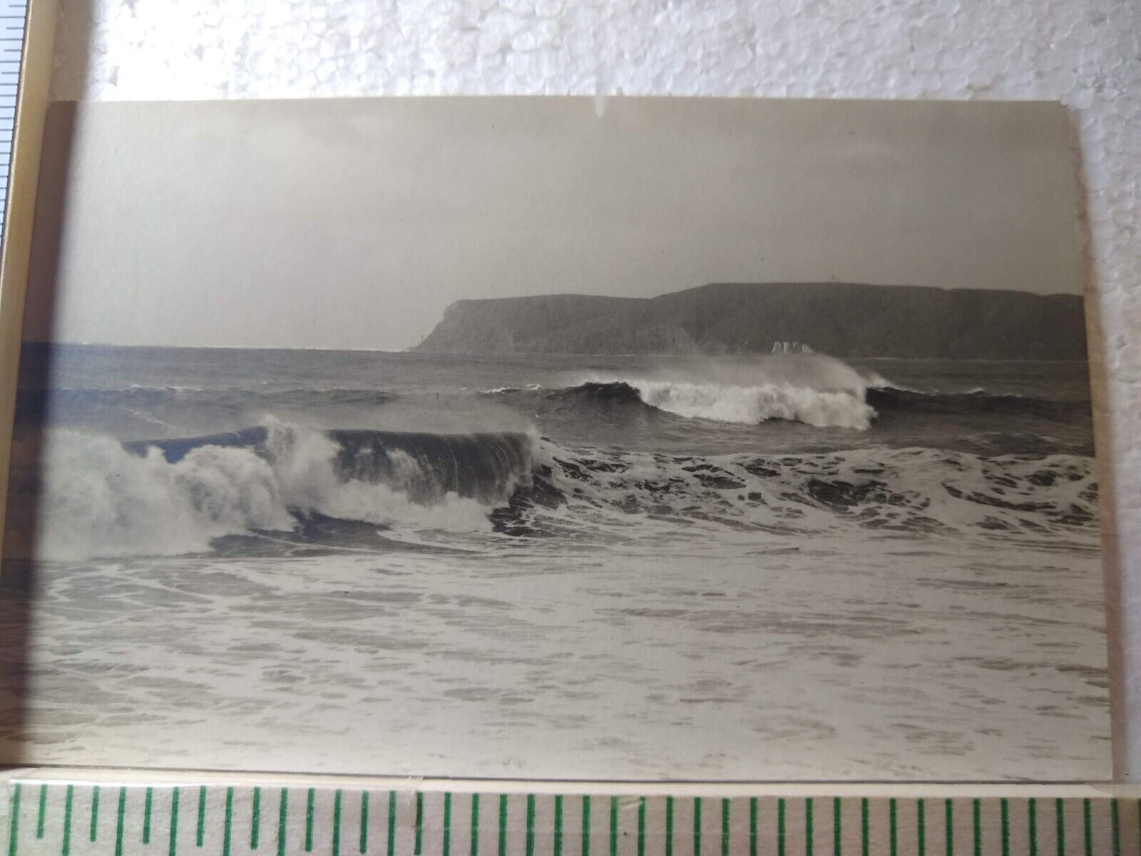 Postcard Vintage/Old Picture Waves Crashing Scene