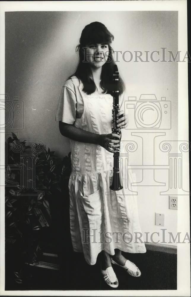 1990 Press Photo Deborah Avery poses with clarinet in Ballston Spa, New York