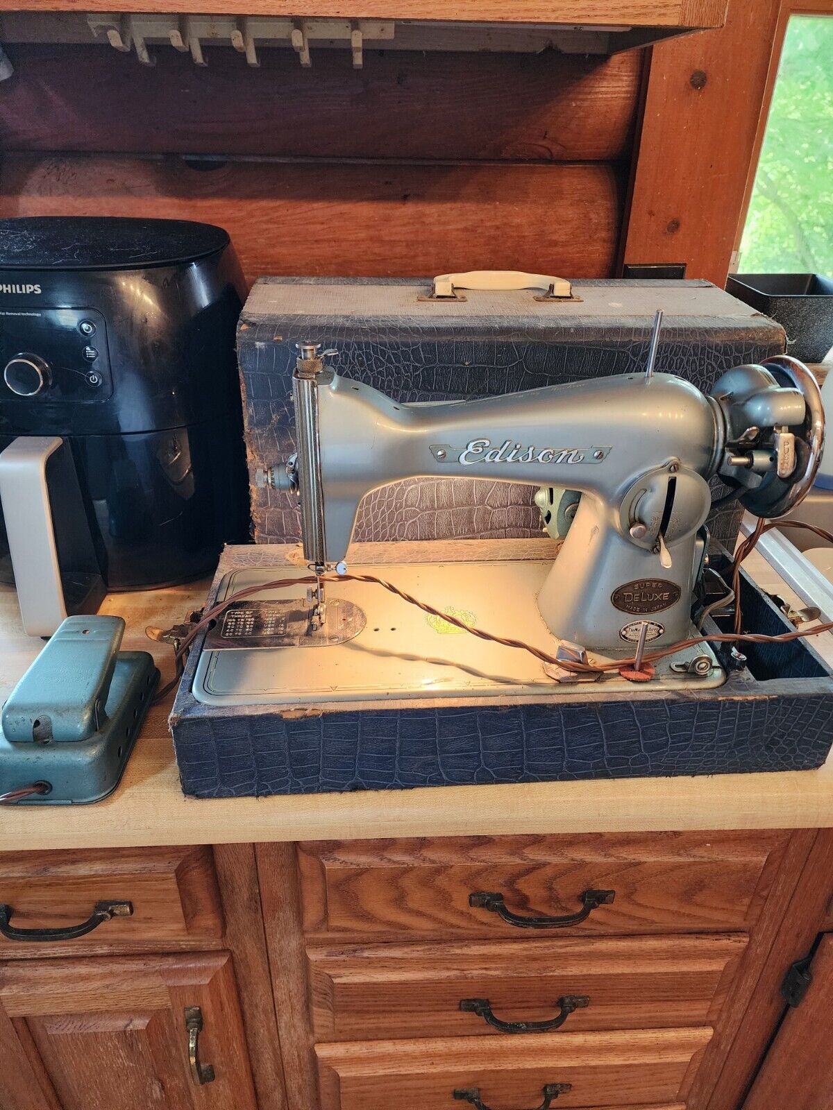 General Vintage Super Deluxe Sewing Machine Working Made In Japan w/case pedal