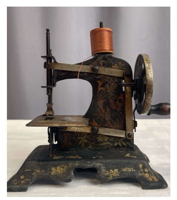 Vintage C1940 Miniature Chain Stitch Sewing Machine 